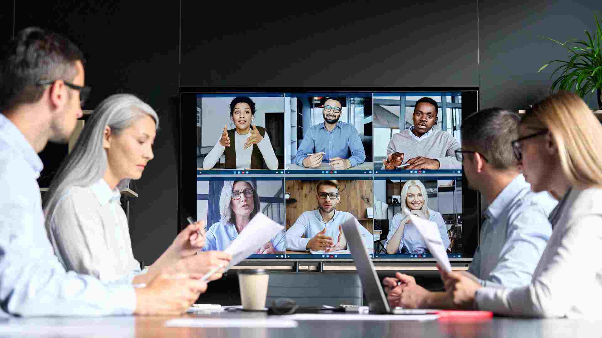 Professionelles Business-Team bei der Zusammenarbeit